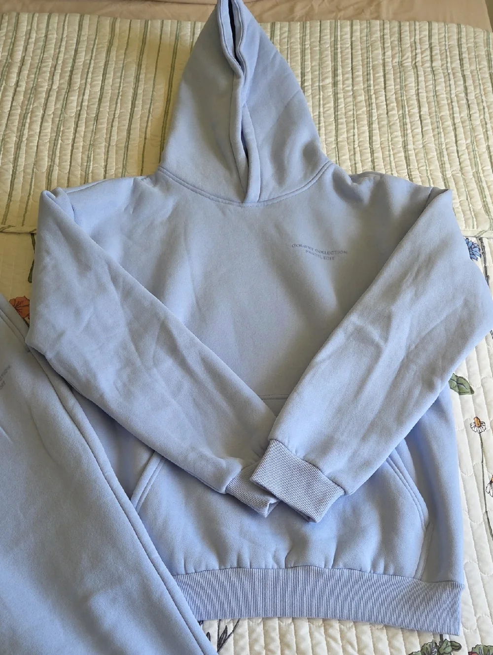 COMFRT SET - Hoodie And Joggers - Picture 2 of 3